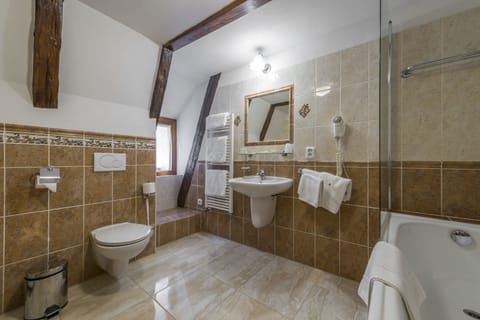 Triple Room | Bathroom | Combined shower/tub, hair dryer, towels