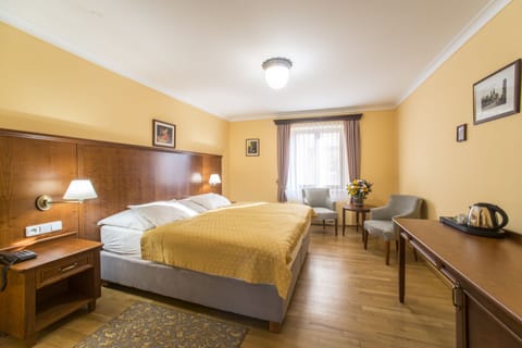 Double Room | Minibar, in-room safe, iron/ironing board, free WiFi