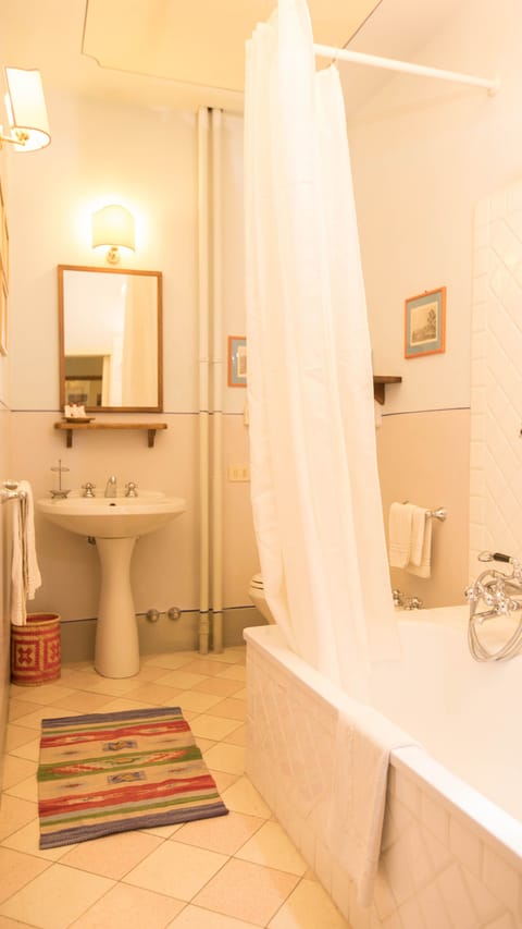 Executive Room | Bathroom | Free toiletries, hair dryer, towels, soap