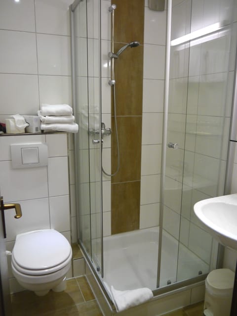 Double Room (Lorenzhof) | Bathroom | Free toiletries, hair dryer, towels