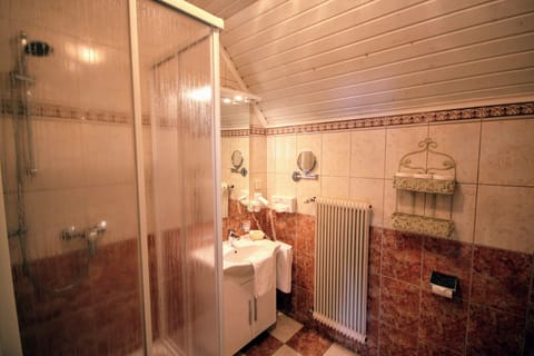 Superior Double Room | Bathroom | Shower, hair dryer, bathrobes, towels