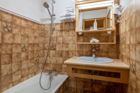 Comfort Triple Room, Kitchenette, Mountain View | Bathroom | Combined shower/tub, hydromassage showerhead, free toiletries