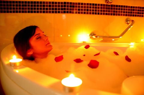 Sauna, spa tub, steam room, body treatments, aromatherapy, body wraps