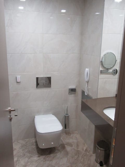 Classic Twin Room | Bathroom | Hair dryer, towels