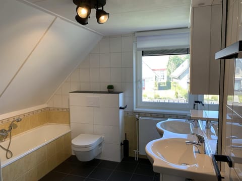 Restyled met infrarood sauna 6 Pers. | Bathroom