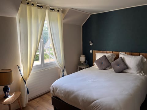 Comfort Room | Blackout drapes, free cribs/infant beds, rollaway beds, free WiFi