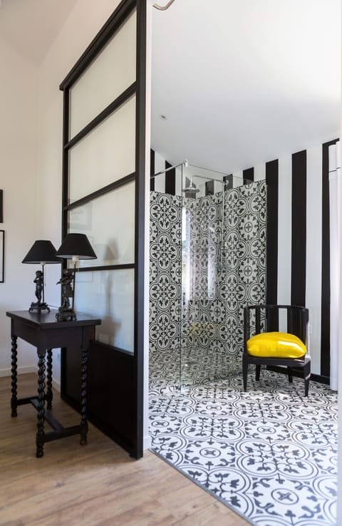 Superior Double Room, Ensuite, Garden View | Bathroom | Shower, free toiletries, hair dryer, towels