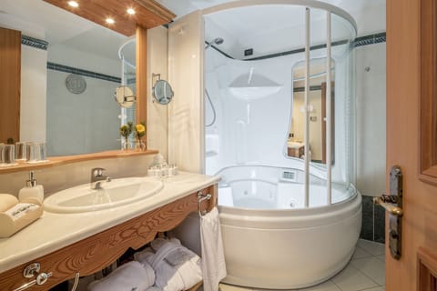 Junior Suite, Slope side | Jetted tub