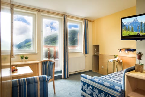 Family Room, 2 Bedrooms | Hypo-allergenic bedding, in-room safe, individually furnished, desk