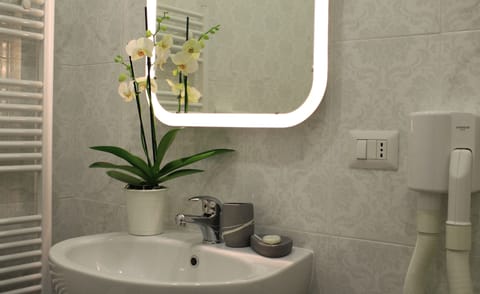 Family Double or Twin Room, Ensuite | Bathroom sink