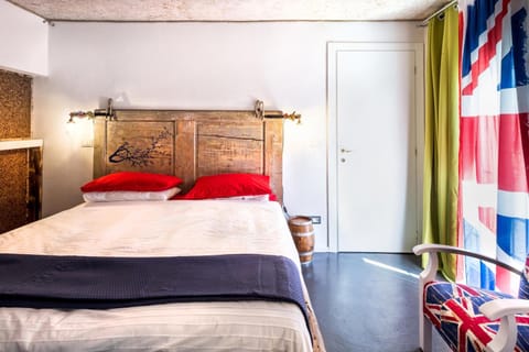 Desk, blackout drapes, free WiFi, bed sheets