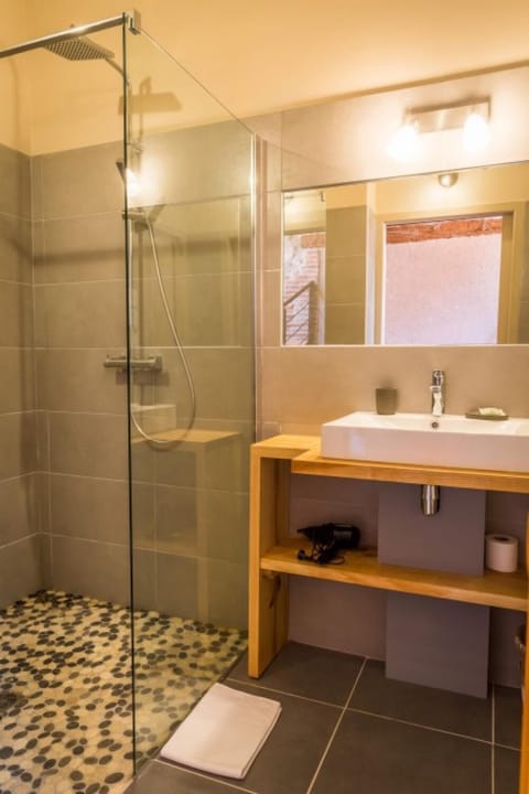 Comfort Double Room | Bathroom | Shower, free toiletries, hair dryer, towels