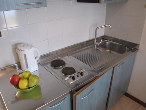 Standard Apartment, 1 Bedroom | Private kitchen | Cookware/dishes/utensils