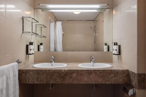 Twin Room | Bathroom | Shower, eco-friendly toiletries, hair dryer, towels