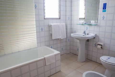 Combined shower/tub, free toiletries, bidet, towels