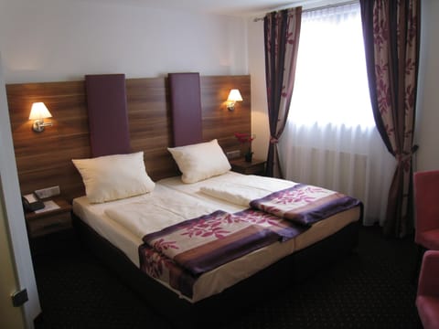 Comfort Double Room | Down comforters, pillowtop beds, in-room safe, desk