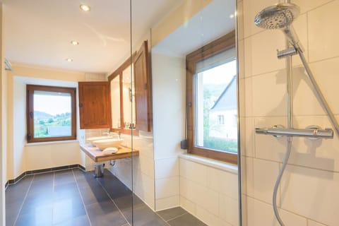 Premium Room | Bathroom | Shower, free toiletries, hair dryer