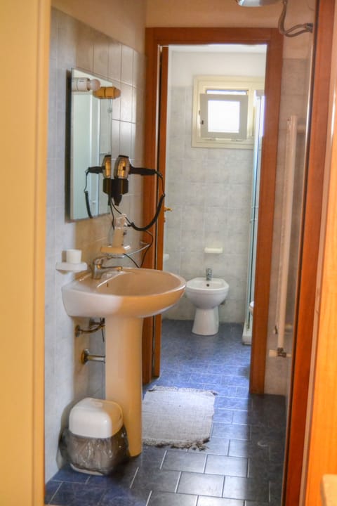 Shower, free toiletries, hair dryer, bidet