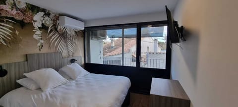 Standard Double Room, 1st floor, Rhône river side | Free WiFi, bed sheets