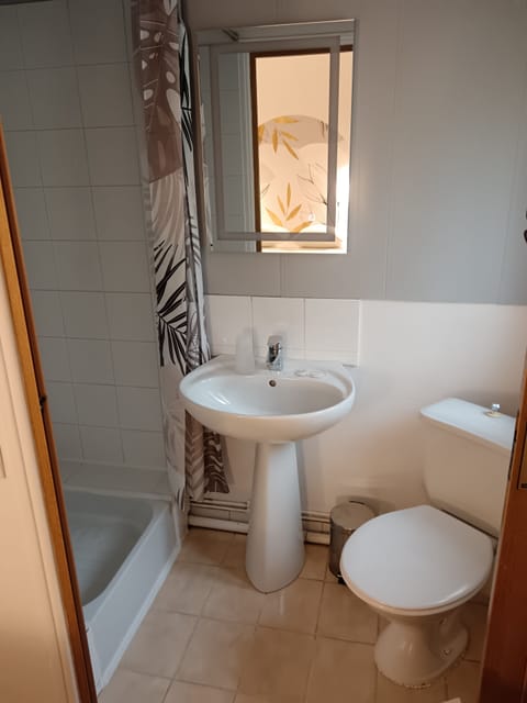 Economy Single Room | Bathroom | Free toiletries, hair dryer, towels