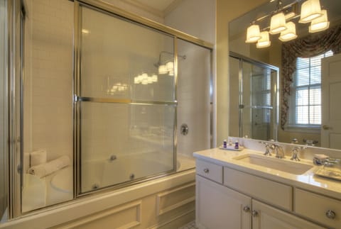 King Newport 6 | Bathroom | Combined shower/tub, free toiletries, hair dryer, towels