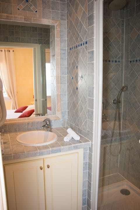 Double Room, 1 Queen Bed, Sea View | Bathroom | Rainfall showerhead, free toiletries, hair dryer, towels