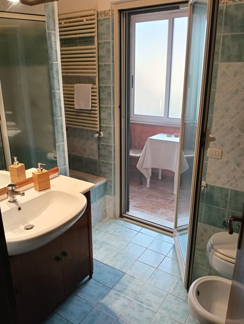 Basic Double Room | Bathroom | Free toiletries, hair dryer, bidet, towels