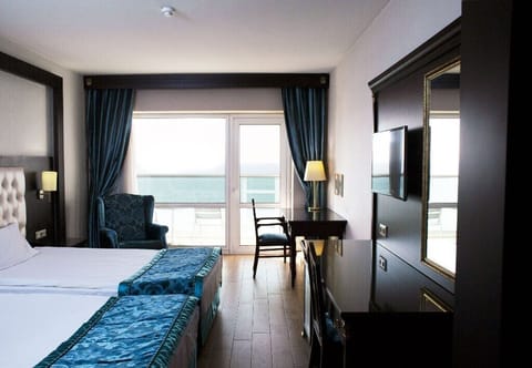 Standard Twin Room, Sea View | Minibar, in-room safe, desk, free cribs/infant beds