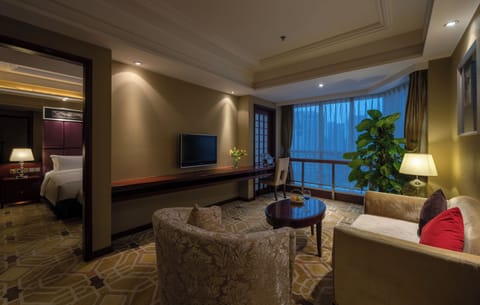 Executive Suite | Premium bedding, minibar, in-room safe, desk