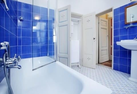 Superior Double Room | Bathroom | Free toiletries, hair dryer, towels