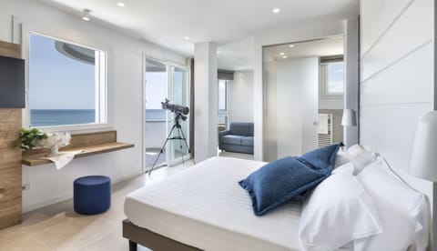 Junior Studio Suite, Sea View, Sea Facing | Minibar, in-room safe, desk, soundproofing