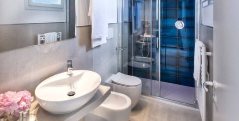 Economy Triple Room | Bathroom | Shower, rainfall showerhead, free toiletries, hair dryer