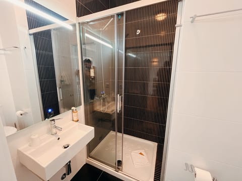 Single Room | Bathroom | Shower, free toiletries, hair dryer, towels