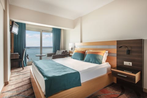 Standard Room, Sea View | Minibar, in-room safe, desk, iron/ironing board