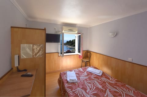 Standard Double Room | Individually decorated, desk, blackout drapes, soundproofing