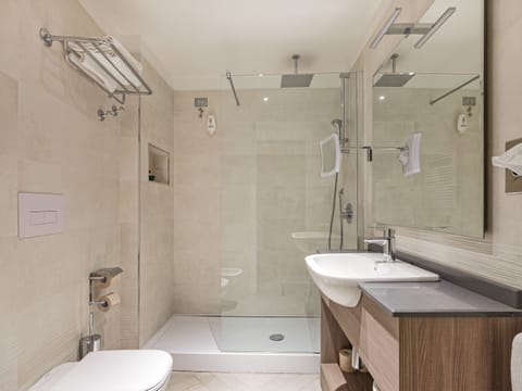 Panoramic Double or Twin Room, Balcony, Lake View | Bathroom | Free toiletries, towels