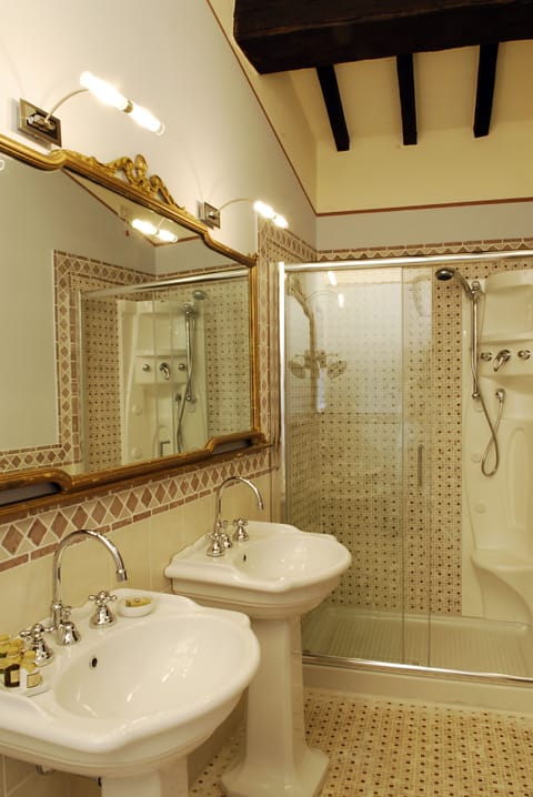 Classic Room, 1 Double Bed (Romantic) | Bathroom | Combined shower/tub, rainfall showerhead, free toiletries, hair dryer