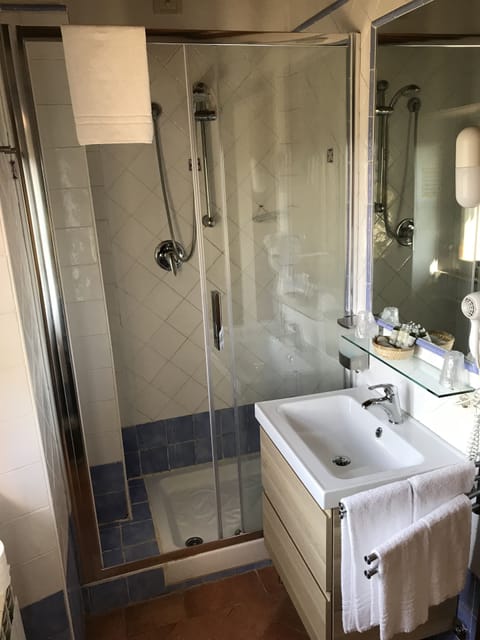 Shower, rainfall showerhead, free toiletries, hair dryer