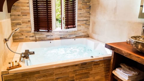 Signature Suite, Hot Tub | Jetted tub