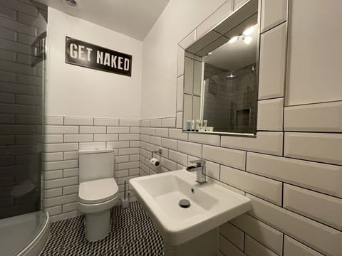 Deluxe Room | Bathroom | Shower, free toiletries, hair dryer, towels