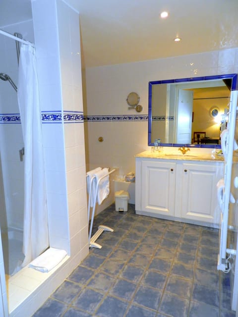 Standard Double or Twin Room | Bathroom | Separate tub and shower, hair dryer, towels