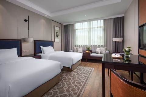 Executive Twin Room | Minibar, in-room safe, blackout drapes, soundproofing