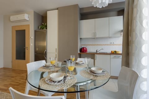 One Bedroom Apartment 4 Adults | In-room dining