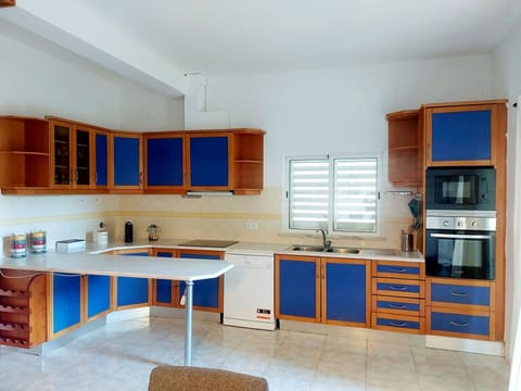 Apartment, 3 Bedrooms | Private kitchen | Fridge, microwave, coffee/tea maker, toaster