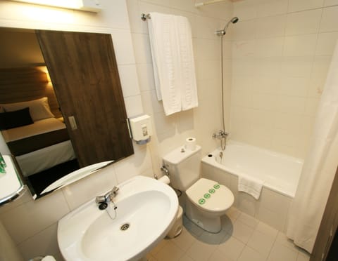 Economy Double Room, 1 Double Bed | Bathroom | Hair dryer, towels