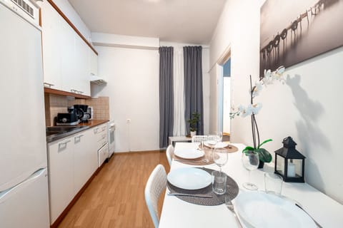 Superior Studio, 1 Queen Bed with Sofa bed, Non Smoking | Private kitchen | Full-size fridge, microwave, oven, stovetop