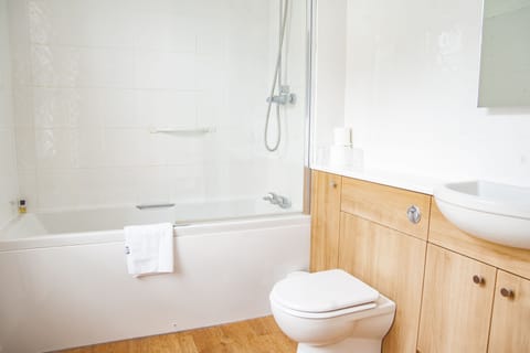 Twin Room | Bathroom | Deep soaking tub, free toiletries, hair dryer