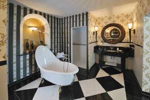 Suite (Burg) | Bathroom | Free toiletries, hair dryer, towels