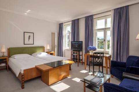 Hypo-allergenic bedding, down comforters, minibar, in-room safe