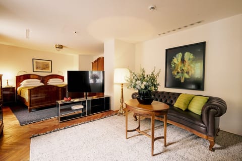 Design Studio Suite, 1 King Bed, Garden Area | Hypo-allergenic bedding, down comforters, minibar, in-room safe